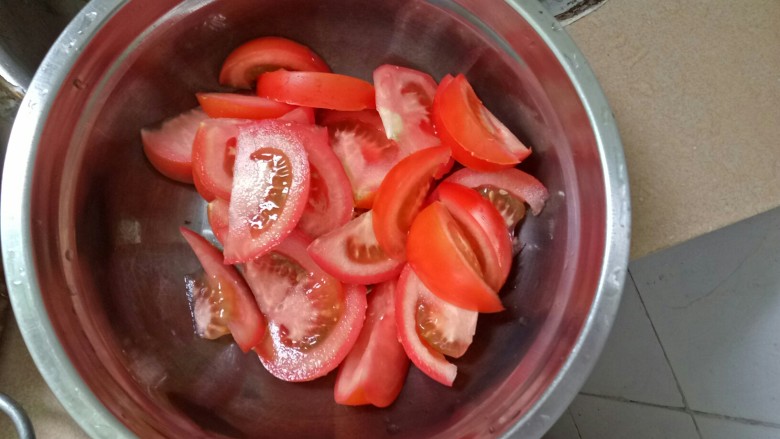 西红柿鸡蛋肉丸子汤,西红柿切片