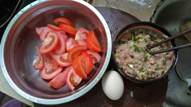 西红柿鸡蛋肉丸子汤,东西备好了,准备开煮了