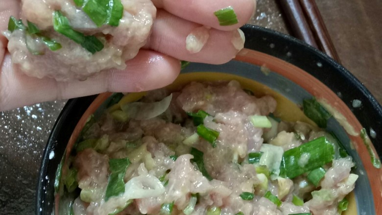 西红柿鸡蛋肉丸子汤,一边煮开水,一边用手搓丸子