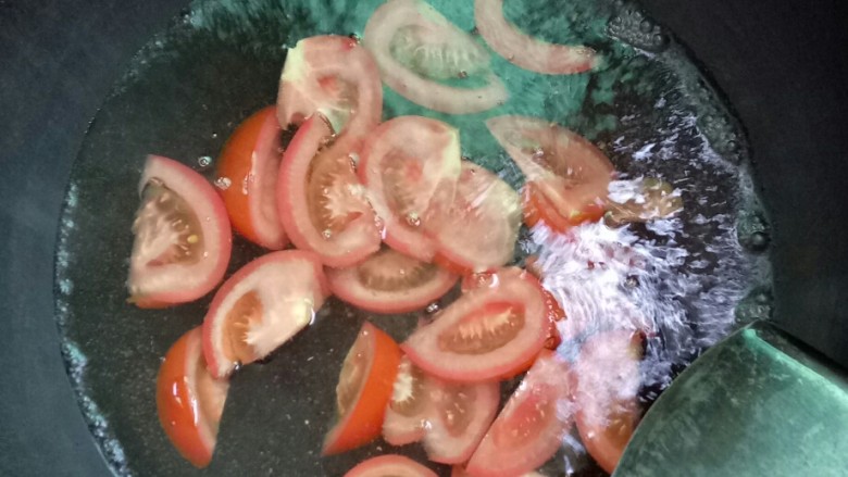西红柿鸡蛋肉丸子汤,水烧开了,放西红柿下锅煮2分钟