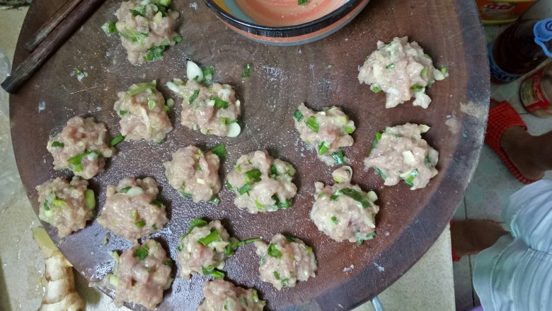 西红柿鸡蛋肉丸子汤,肉丸子搓好了,备用