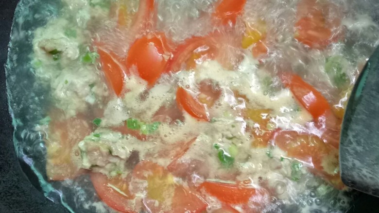西红柿鸡蛋肉丸子汤,放肉丸子一起煮,煮3分钟