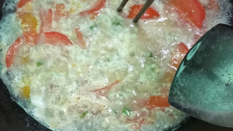 西红柿鸡蛋肉丸子汤,边煮边用筷子搅拌鸡蛋,把鸡蛋搅拌成鸡蛋花,倒点<a style='color:red;display:inline-block;' href='/shicai/ 134340'>黑胡椒粉</a>