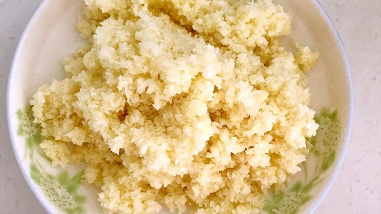 吃粥小菜 蒜香茄子,打好的蒜末放在空气中氧化15分钟,大蒜氧化后有抗癌的功效