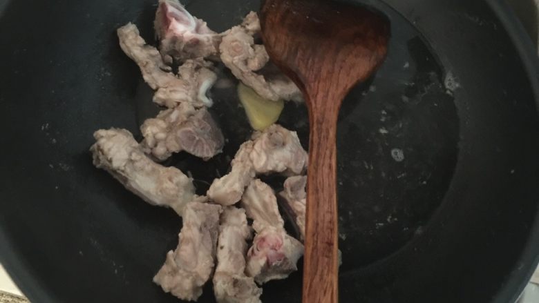 杜仲猪尾骨汤,然后将热水倒掉,用清水将血沫冲洗干净