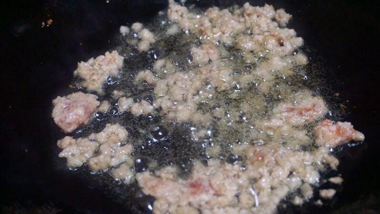 乡下手打粉条,锅内倒少量油，将五花肉末放入锅中煸炒出香