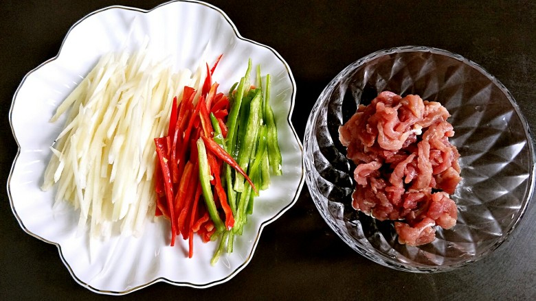 下饭菜~仔姜肉丝,青红椒切丝、瘦肉切丝备用~