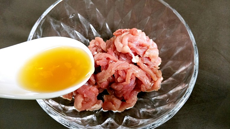 下饭菜~仔姜肉丝,肉丝调入<a style='color:red;display:inline-block;' href='/shicai/ 718'>料酒</a>~