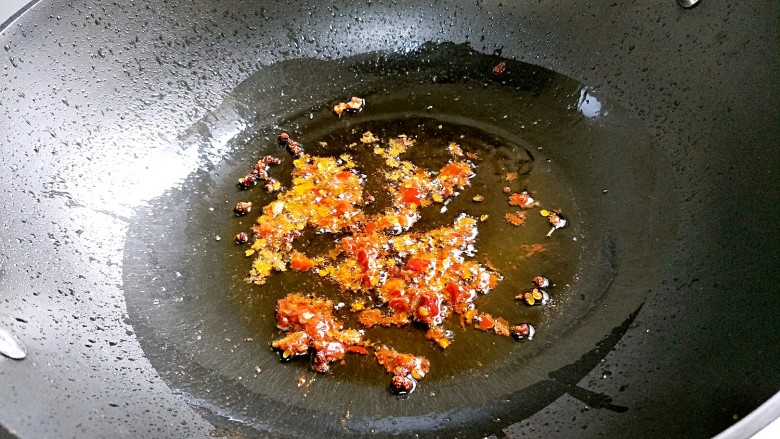 下饭菜~仔姜肉丝,下<a style='color:red;display:inline-block;' href='/shicai/ 705'>豆瓣酱</a>炒出红油~
