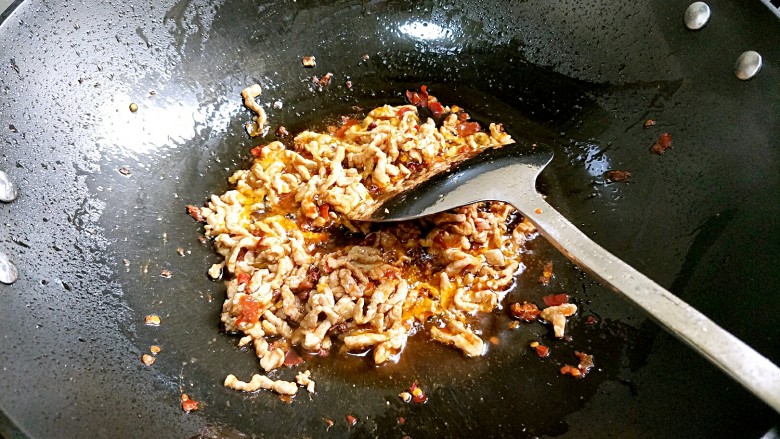 下饭菜~仔姜肉丝,下肉丝快速翻炒均匀~