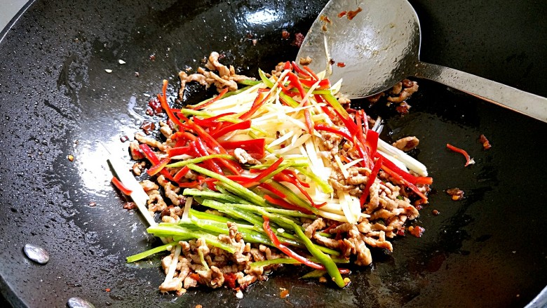 下饭菜~仔姜肉丝,下仔姜、青红椒丝翻炒两分钟~