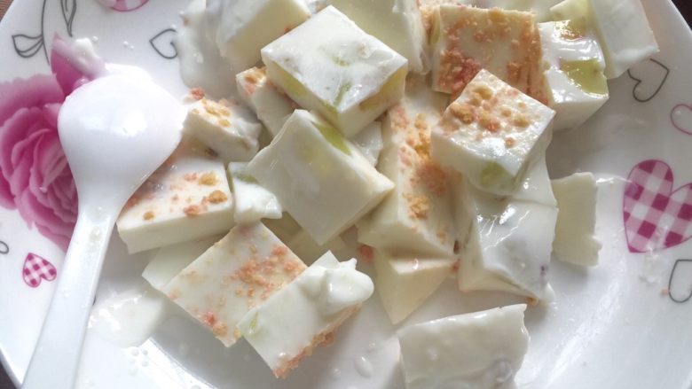 酸奶葡萄丁,取出,用刀划快即可享用美味啦