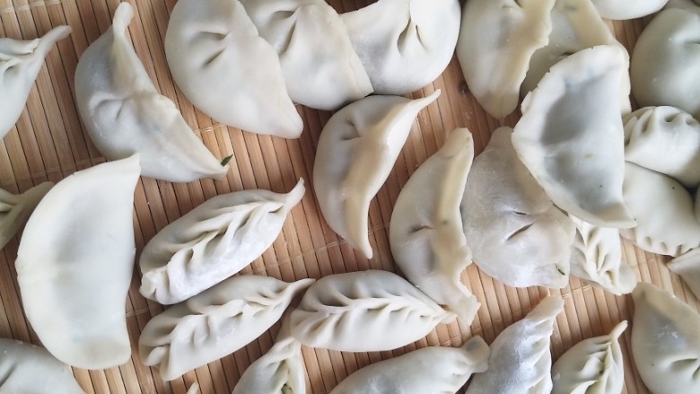 沙葱大肉馅饺子,馅子拌好,包饺子喽~~包饺子步骤我就不详述啦~花饺子就是我包的(( • ̀ω•́ )✧叉会腰)