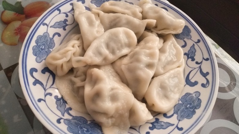 沙葱大肉馅饺子,开火下饺子啦~水开了在下,然后盖锅盖,等饺子第一次浮上来,点水,然后再盖锅盖,水开了,再点水,最后一次水开了,点水,再浮起来就可以捞出来了~