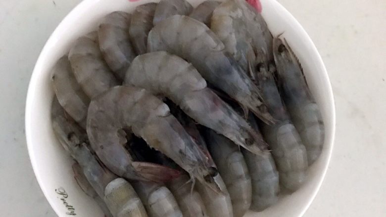 红烧大虾,清洗干净,沥干水分