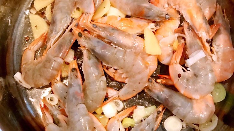 红烧大虾,加入料酒,烹去腥味,翻炒1分钟
