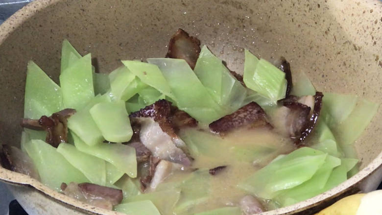 腊肉炒莴笋,放入料汁,拌匀煮沸至入味