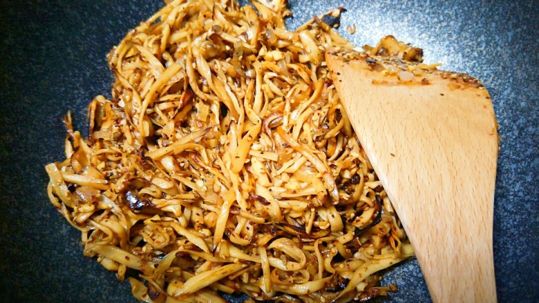 比烤金针菇好吃一百倍的杏鲍菇
你绝对没有吃过这么好吃的杏鲍菇,当调料炒出香味后,把杏鲍菇和调料炒在一起,拌匀。