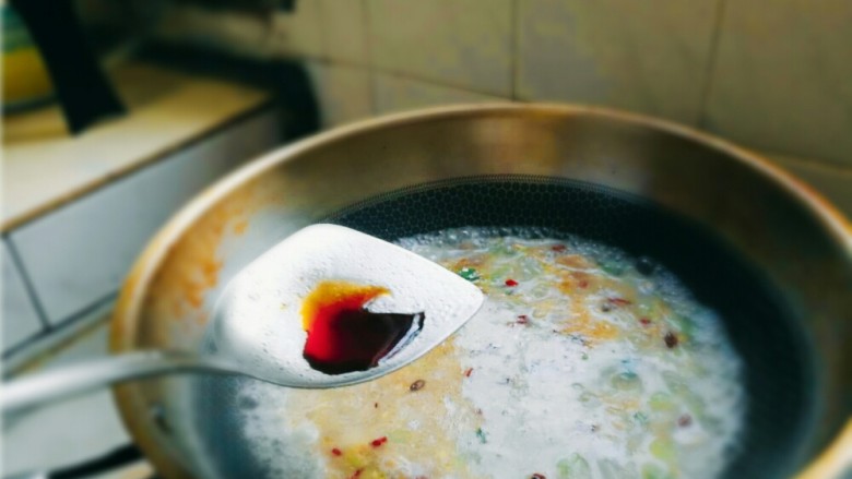 妈妈牌芋艿羹盖浇饭🍛,煮开后加入适量生抽,把芹菜叶放入,加盐调味,准备出锅。