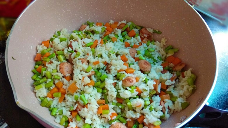 西施炒饭,用锅铲打散,翻炒均匀。