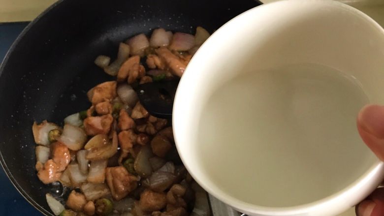 荷叶饼夹馅(嫩滑鸡丁),倒入淀粉勾芡