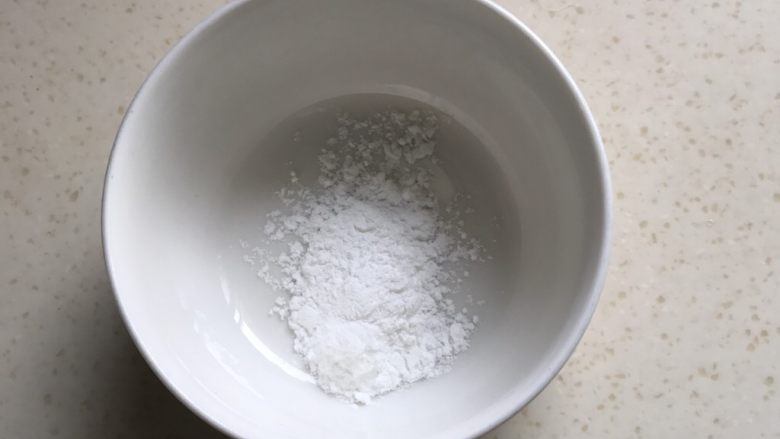 荷叶饼夹馅(嫩滑鸡丁),碗里放两勺淀粉
