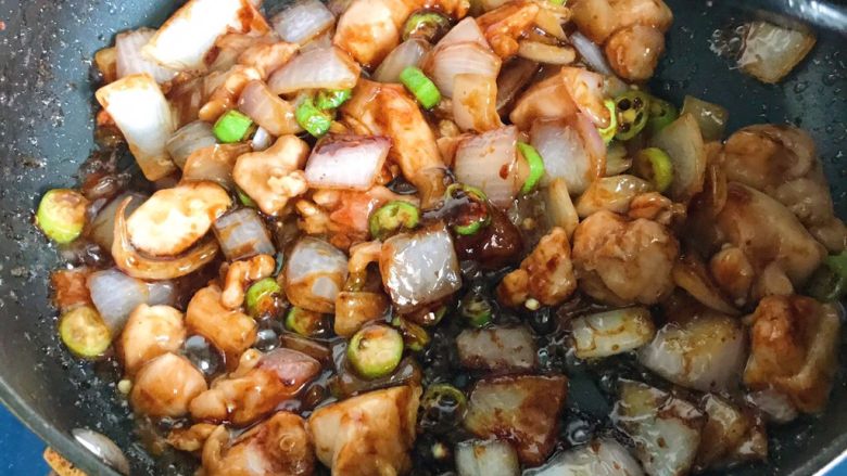 荷叶饼夹馅(嫩滑鸡丁),颜色很红亮
