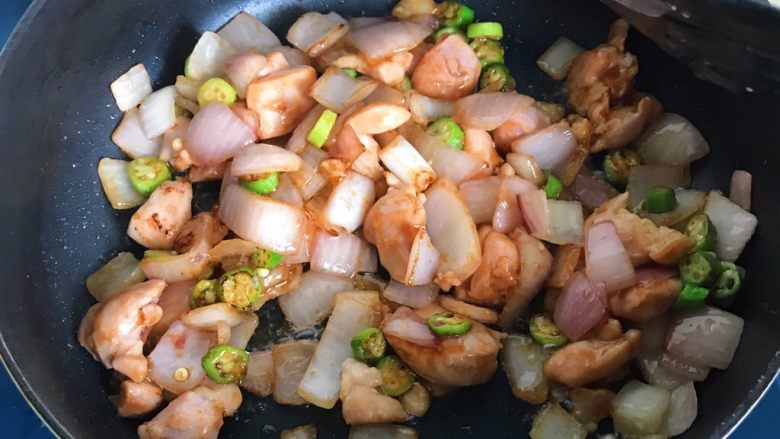 荷叶饼夹馅(嫩滑鸡丁),翻炒均匀