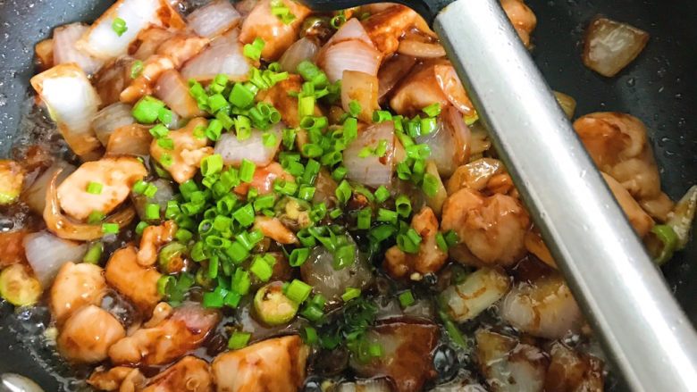 荷叶饼夹馅(嫩滑鸡丁),撒葱花即可,不要放其他调料了.