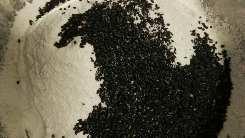 黑芝麻桃酥,加入熟芝麻(喜欢的可以加到40克)