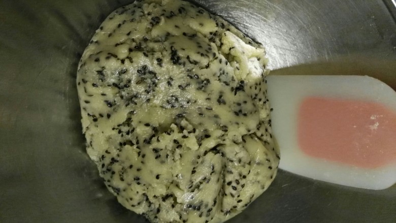 黑芝麻桃酥,用橡皮刮刀拌到无干粉即可(不要过度的搅拌,能成团即可)