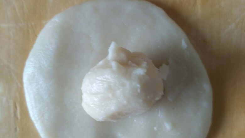 老婆饼,取一个油皮压扁,包入油酥,像包包子一样捏紧收口。