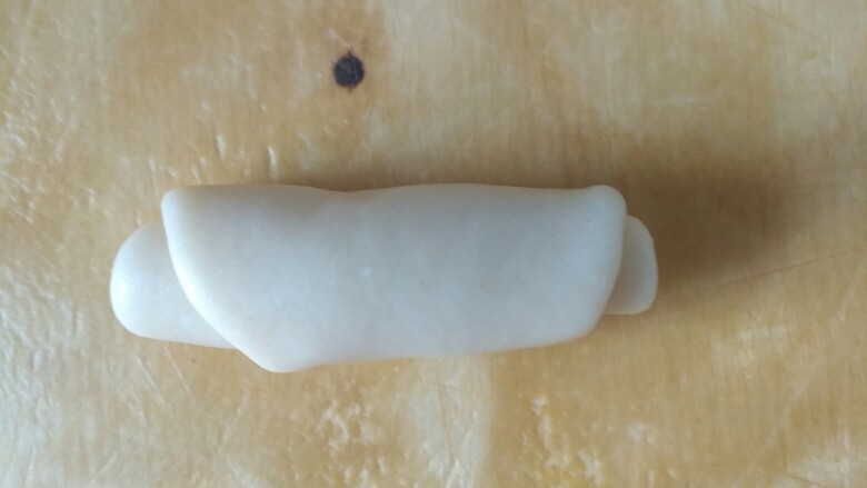 老婆饼,自下向上卷起,依次做好全部。