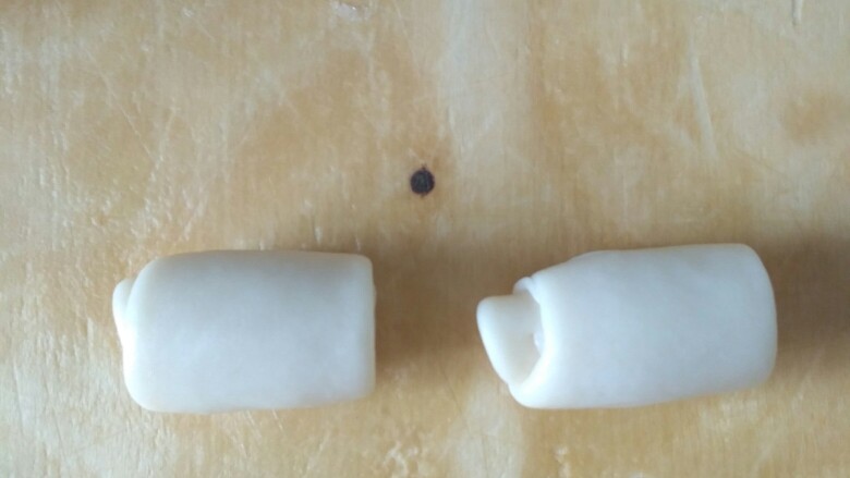 老婆饼,竖过来收口向上压扁,再次自中间向上向下擀成牛舌状。我是2个一起操作,省时间。自下向上卷起,依次做好全部,这样就完成了2次擀卷。