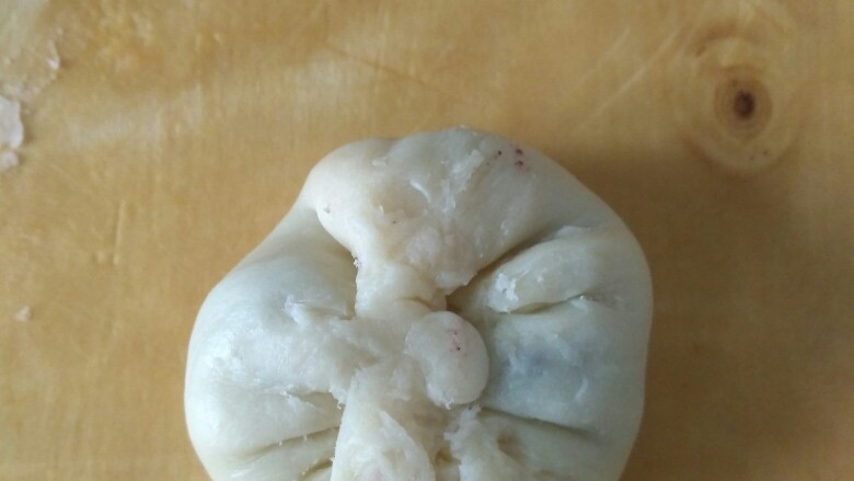 老婆饼,利用虎口慢慢收紧收口,一定要捏紧收口,不然烘烤过程中会露馅。