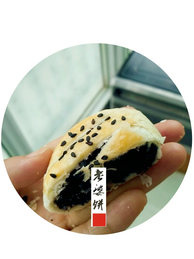 老婆饼,真的很酥!吃不完的可以密封冷冻保存,吃的时候提前解冻,直接放入烤箱180度烤5~8分钟,口感和刚出炉一样!