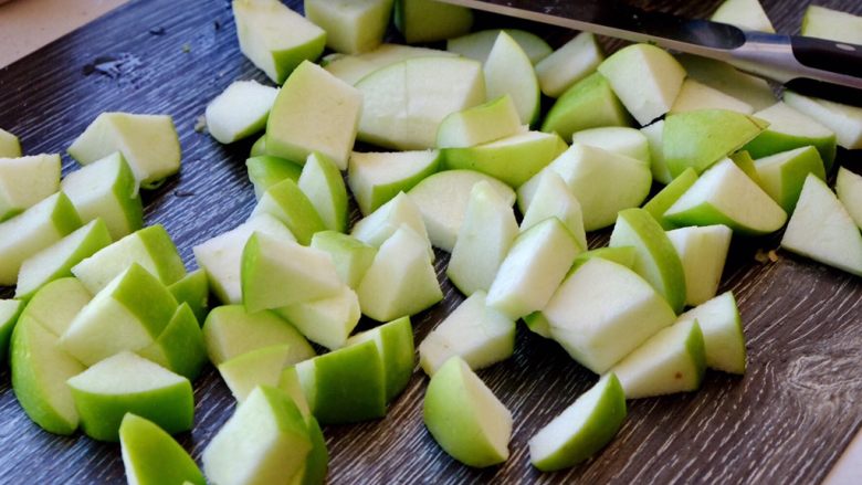 青苹果🍏的诱惑
（偏要做好吃系列）,将其余两个青苹果切成块状