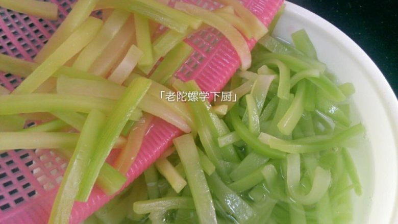红油莴笋~开胃爽口,然后倒进冰水里,这样是为增加莴笋爽脆和冰凉口感
Ps:提前装一大碗凉开水放冰箱冷藏成冰水备用哟