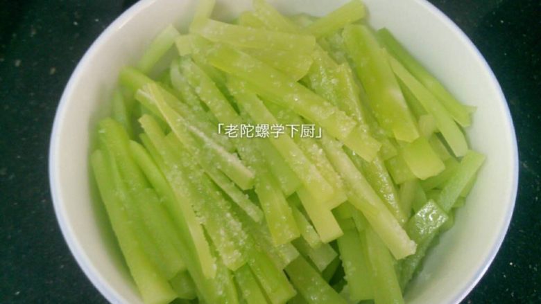 红油莴笋~开胃爽口,加2匙盐进去,翻拌均匀,腌制约十分钟
这样会让莴笋出一部分水,去掉一些苦涩味也会吃起来口感更爽脆