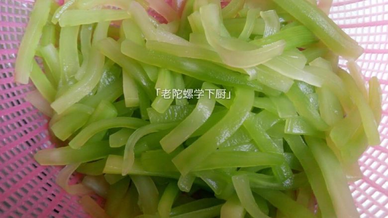 红油莴笋~开胃爽口,直到把水份沥干
