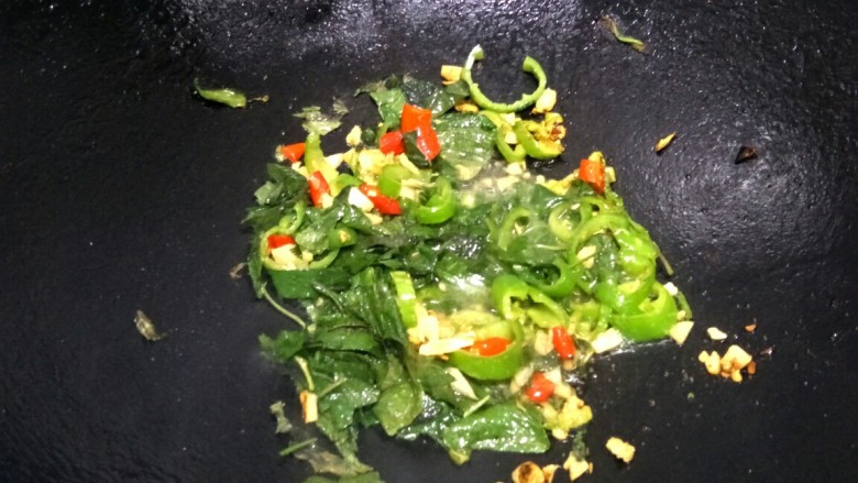 紫苏辣炒花甲,炒香后加紫苏再炒,下盐、酱油适量