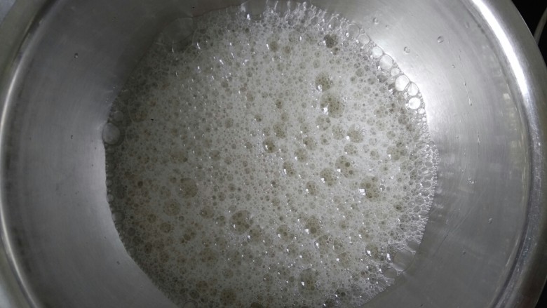 八寸戚风蛋糕,开始打发蛋白,蛋白里加几滴米醋。用电动打蛋器低档打发至出现鱼泡状,加入20克糖继续打发