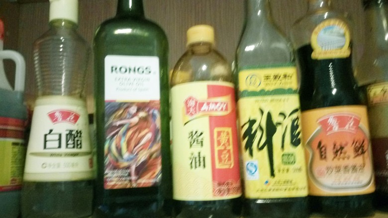 百财水饺_,加入料酒。