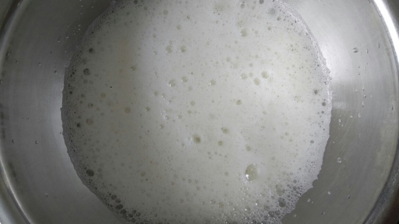 八寸戚风蛋糕,打发至细腻的泡沫状,加入20克糖继续打发