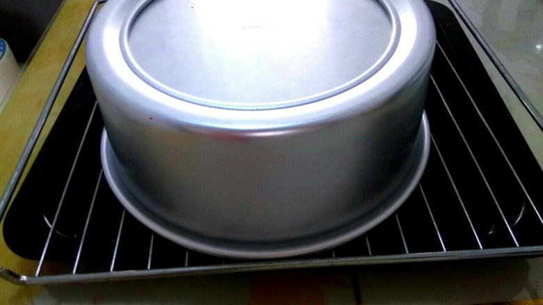 八寸戚风蛋糕,然后倒扣在烤网上,烤网下面腾空,待到蛋糕完全变凉就可以脱模了