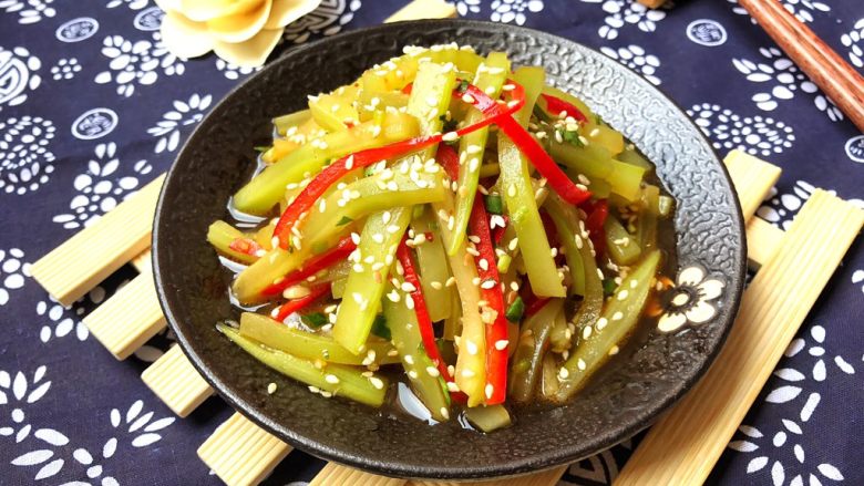 红油莴笋~开胃爽口,上桌,开饭!
特别爽脆可口,冰凉开胃,红绿配,国际色彩,啥时候都让人爱不释手!😄