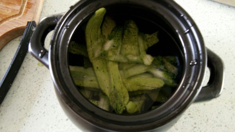 补钙汤!!!,砂锅加水,放入黄瓜皮,开小火煮5分钟