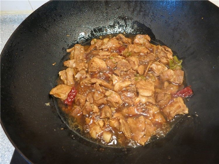 筋头巴脑胡萝卜烧羊肋条肉,开锅后转小火慢炖,用筷子能一戳就透羊肉就炖好了