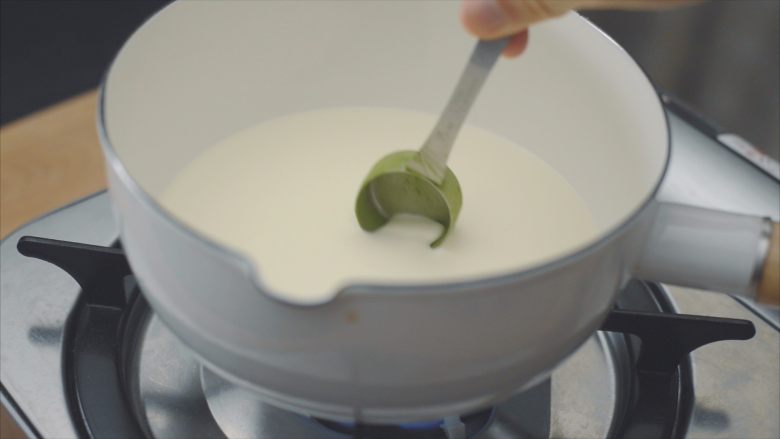 抹茶冰激凌泡芙,煮奶的时候可以把刚才量抹茶粉的勺子放进去洗一洗? 不想浪费抹茶粉。