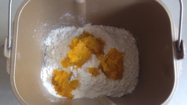 香肠锦鲤包,加入面粉和南瓜泥,先用筷子搅拌一下